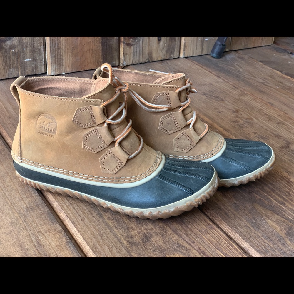 Out ‘n About Sorel Elk Brown SZ  8.5 duck books